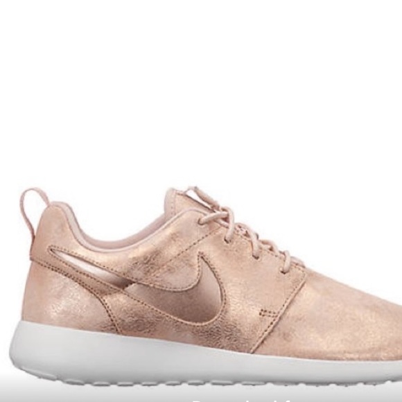 nike roshe run rose gold